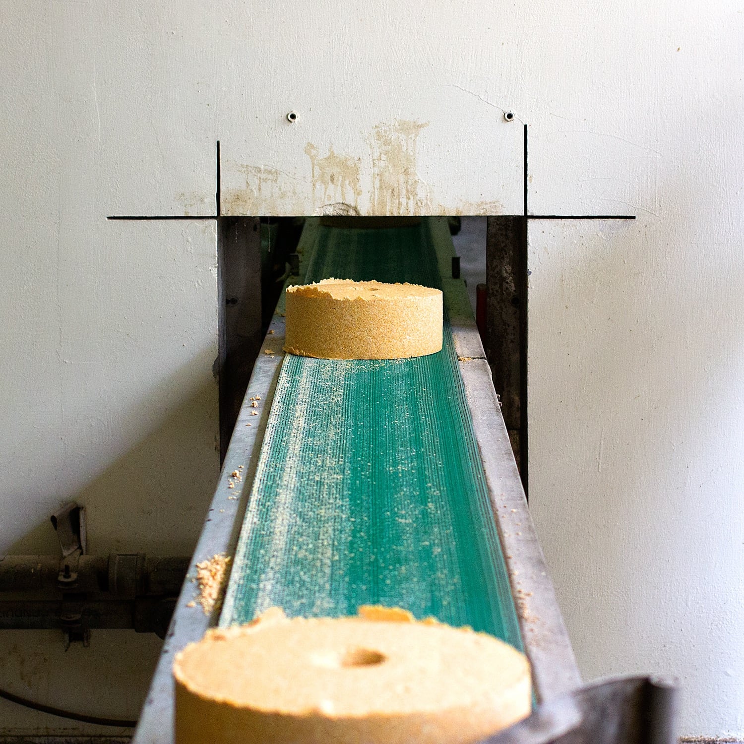 Insights Blog 2 Conveyor belt with circular objects