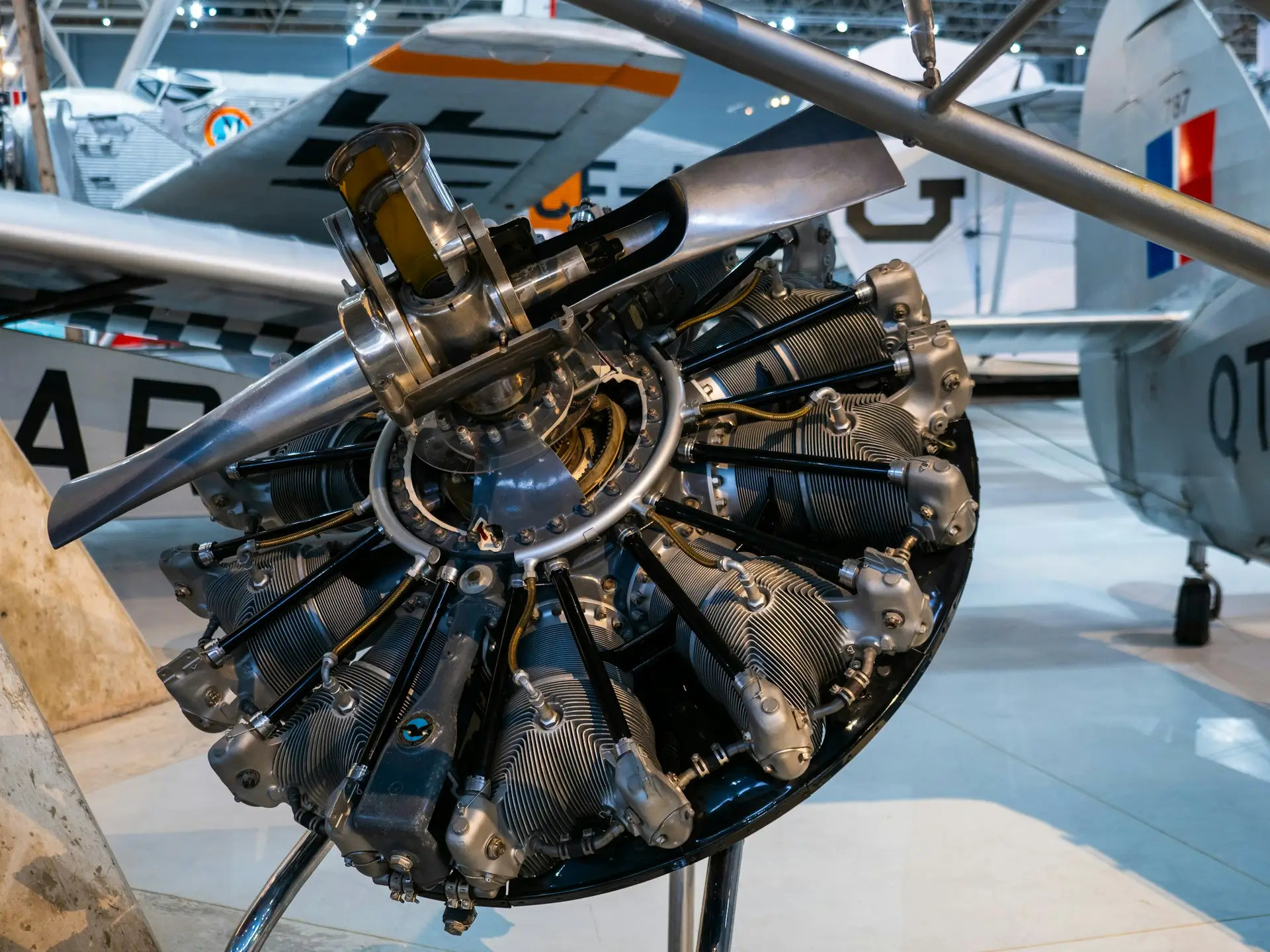 Radial aircraft engine with propeller in display.