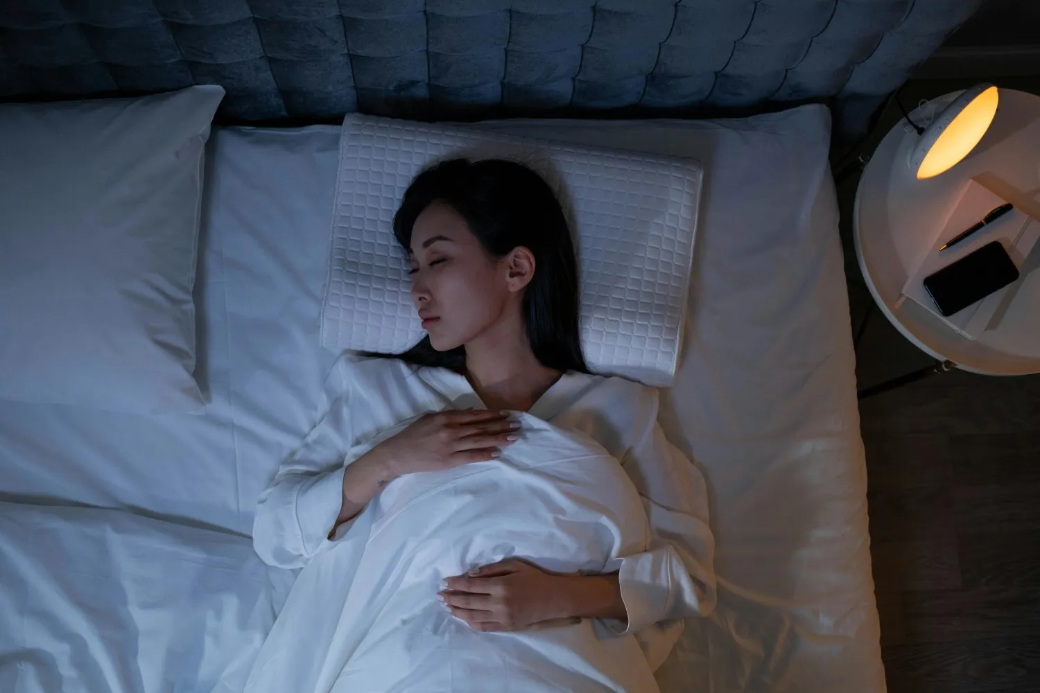 Insights Blog 7 Person sleeping in bed at night, showing bedroom comfort and humidity levels for better sleep.
